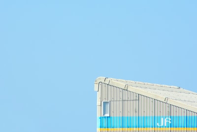 白色和蓝色建筑在晴朗的天空下
